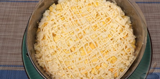 Слоёный салат "Цветочная поляна" с рисом и рыбой
