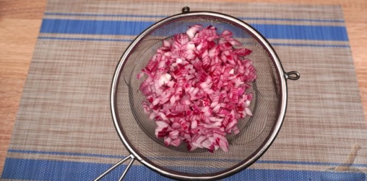 Слоёный салат "Цветочная поляна" с рисом и рыбой