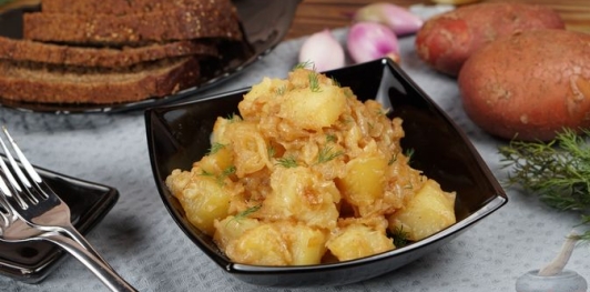 Томлёная картошка с луком и сливками