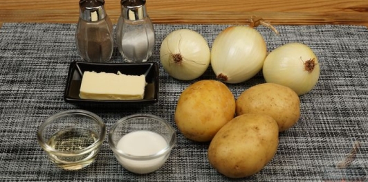 Томлёная картошка с луком и сливками