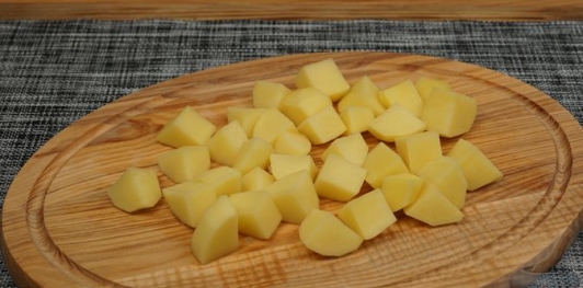 Томлёная картошка с луком и сливками