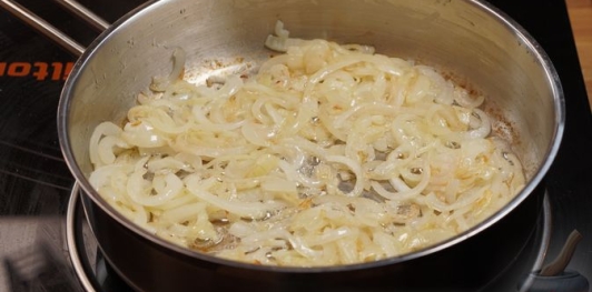 Томлёная картошка с луком и сливками