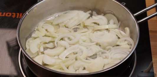 Томлёная картошка с луком и сливками