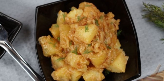 Томлёная картошка с луком и сливками