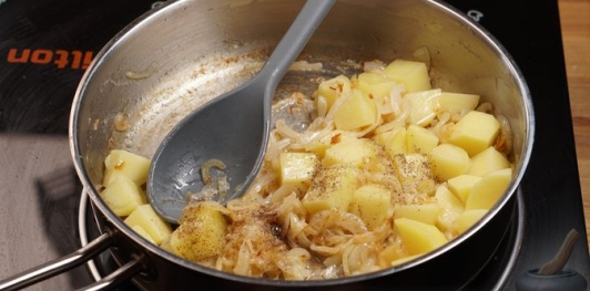 Томлёная картошка с луком и сливками