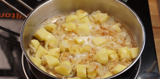 Томлёная картошка с луком и сливками