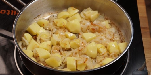 Томлёная картошка с луком и сливками