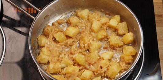 Томлёная картошка с луком и сливками