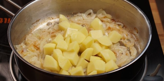 Томлёная картошка с луком и сливками