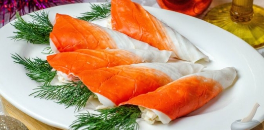 Закуска-салат "Морковки" из крабовых палочек